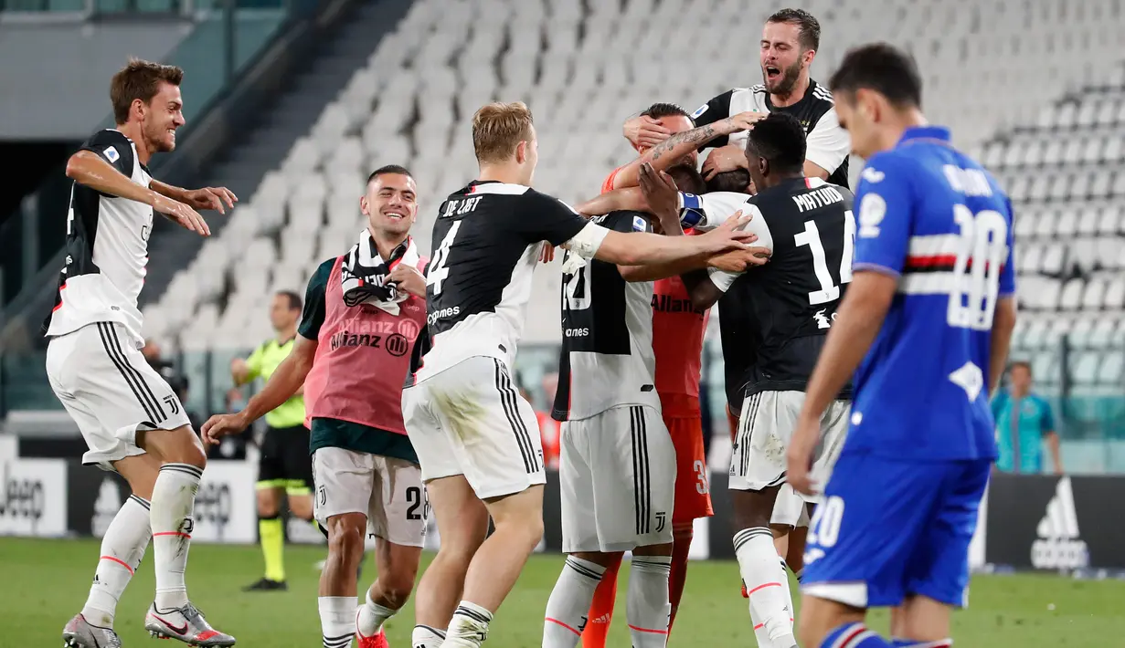 Para pemain Juventus merayakan kemenangan atas Sampdoria pada akhir laga pekan ke-36 Liga Italia Serie A di Stadion Allianz, Minggu (26/7/2020). Juventus memgunci gelar juara Liga Italia tahun 2020 setelah mengalahkan Sampdoria 2-0. (AP Photo/Antonio Calanni)
