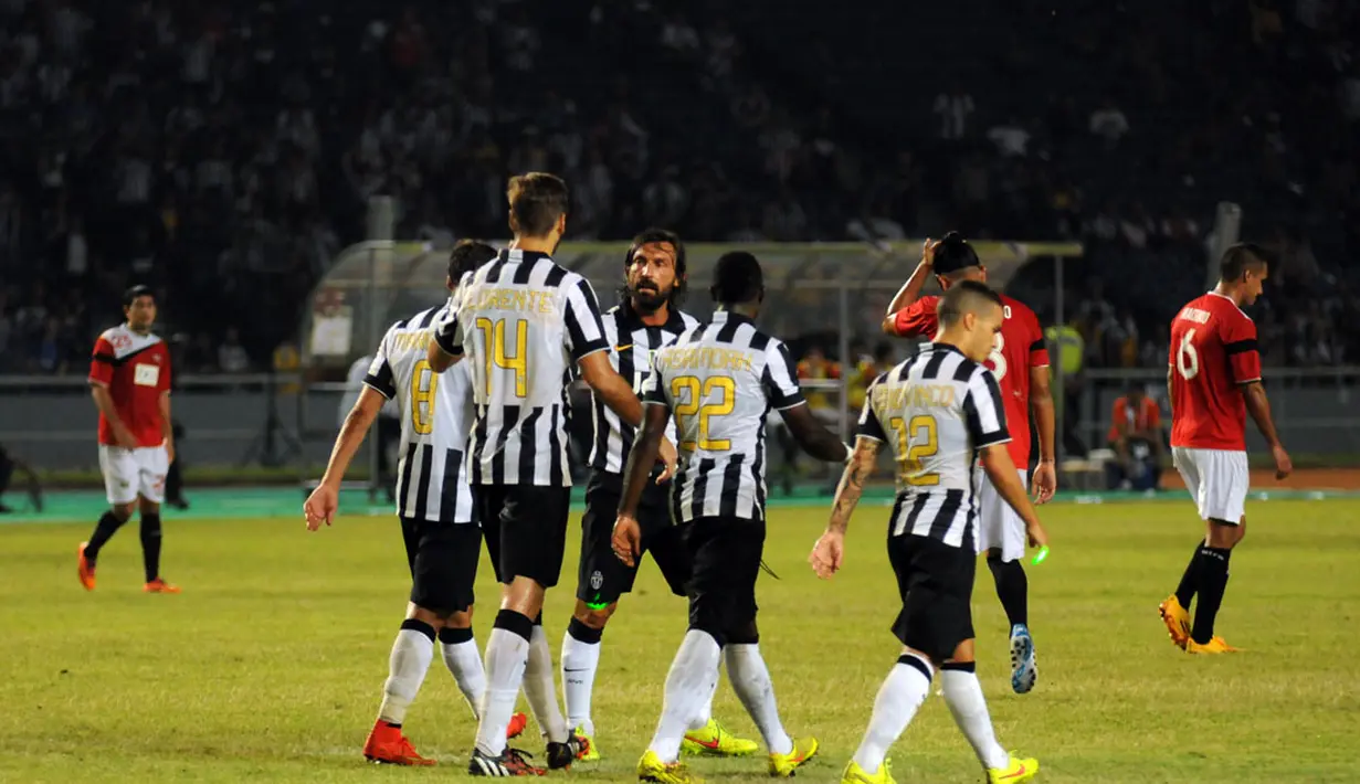 Pemain depan Juventus, Andrea Pirlo (tengah), menyambut rekan setimnya usai mencetak gol ke gawang ISL All Stars di Stadion GBK Jakarta, (6/8/2014). (Liputan6.com/Helmi Fithriansyah)
