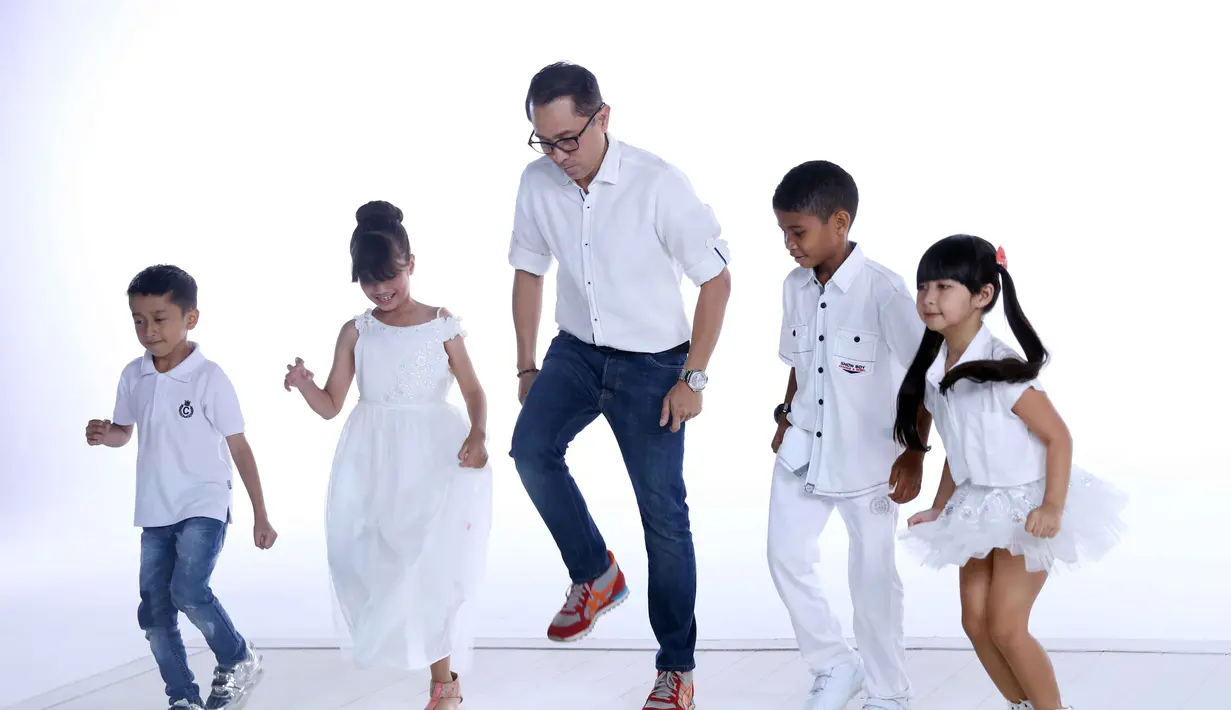 Bukan hal mudah saat bermain dengan anak-anak kecil. Aktor senior Lukman Sardi merasakan sulitnya saat harus bermain dengan banyak anak kecil. Ayah tiga orang anak itu mulai pendekatan lebih dulu untuk memuluskan aktingnya. (Nurwahyunan/Bintang.com)