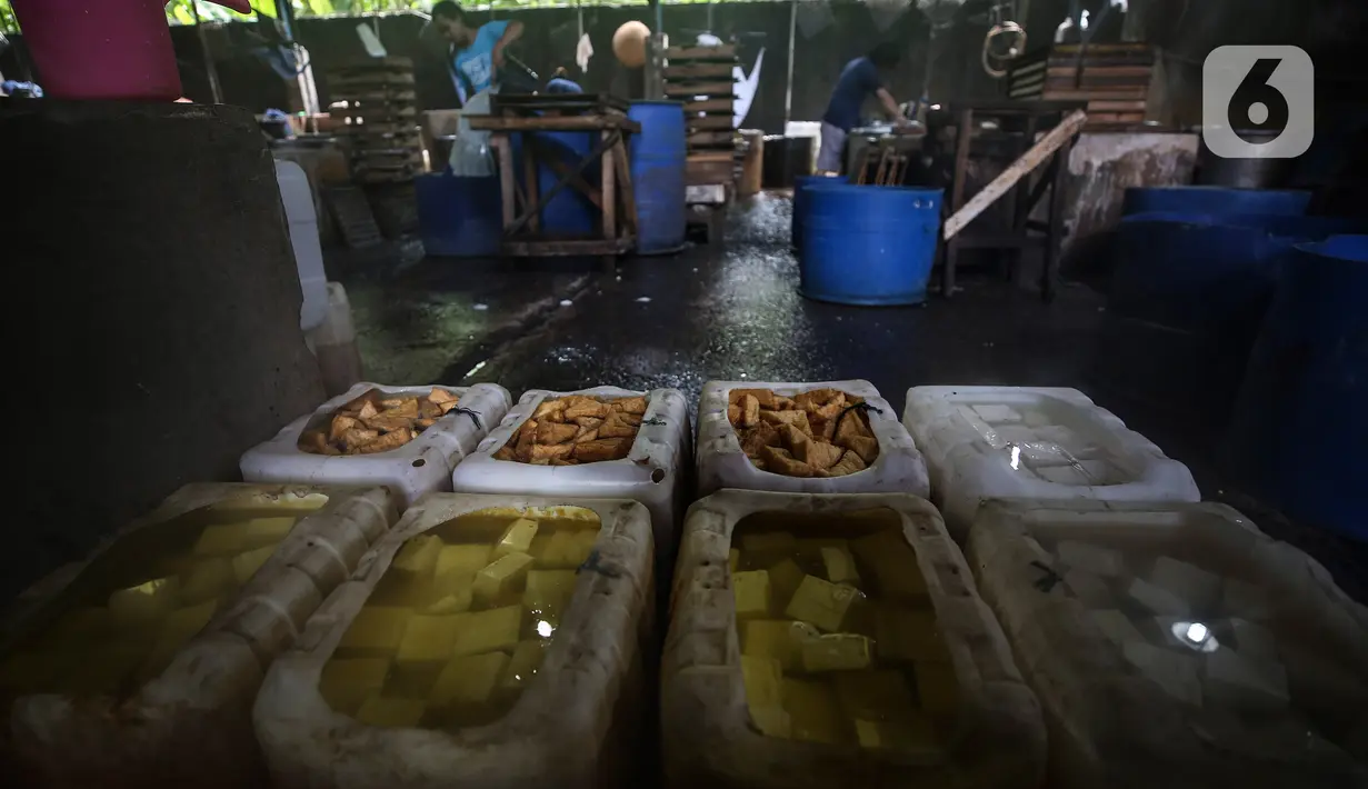Sejumlah tahu hasil produksi di salah satu sentra produksi tahu di Jakarta, Selasa (25/5/2021). Pada pertengahan Mei 2021, harga kedelai dunia berada di kisaran Rp10.084/kg harga akhir, naik sekitar 11,2 persen dibanding April 2021. (Liputan6.com/Johan Tallo)