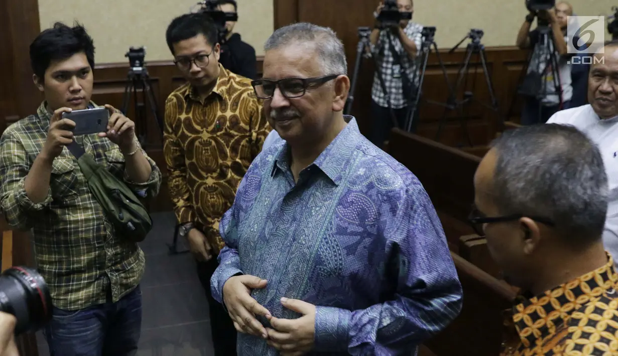 Mantan Direktur Utama PLN, Sofyan Basir (tengah) bersiap menjalani sidang perdana kasus dugaan suap proyek PLTU Riau-1 di Pengadilan Tipikor, Jakarta, Senin (24/6/2019). Sidang beragendakan pembacaan dakwaan oleh JPU KPK dan eksepsi oleh penasehat hukum terdakwa. (Liputan6.com/Helmi Fithriansyah)