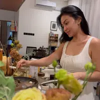 Intip pesona cantik Ariel Tatum saat memasak di dapur (@didietmaulana)