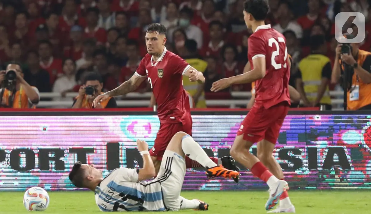 Nicolas Gonzalez memberi ujian pertama bagi Ernando Ari di menit ke-18. Namun, tendangannya masih bisa dihalau sang kiper dari Persebaya Surabaya. Skor masih 0-0. (Liputan6.com/Helmi Fithriansyah)