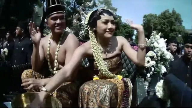 8 Potret Sambutan Warga Solo Saksikan Kirab Kaesang-Erina, Tumpah Ruah Penuhi Jalan