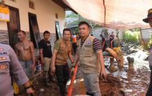 Tim Gabungan Bergotong Royong Bersihkan Rumah Korban Banjir Jembrana, Bupati Janjikan Solusi Permanen