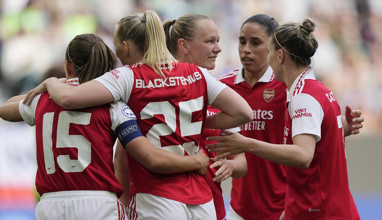 Pemain Arsenal melakukan selebrasi setelah Stina Blackstenius (kanan) mencetak gol penyeimbang 2-2 ke gawang Wolfsburg pada laga leg pertama semifinal Liga Champions Wanita 2022/2023 di Volkswagen Arena, Wolfsburg, Jerman, Minggu (23/04/2023). (AP Photo/Martin Meissner)