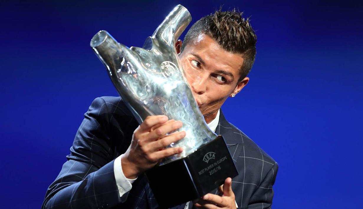Cristiano Ronaldo menerima penghargaan UEFA Best Player in Europe 2015-2016. Secara total, Ronaldo mencetak 54 gol dalam 55 pertandingan untuk Real Madrid dan Portugal dalam satu musim. (AFP/Valery Hache)