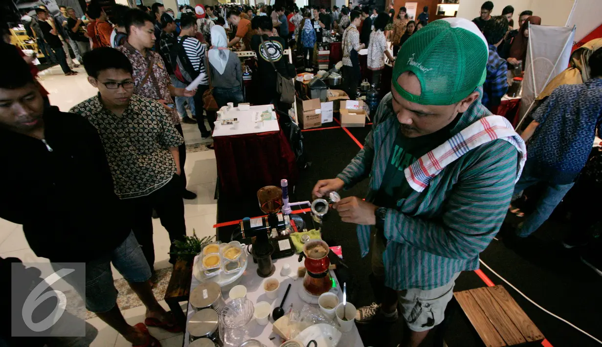 Seorang ahli kopi menyeduh kopi pada International Coffee Day di kawasan Babarsari, Yogyakarta, Sabtu (1/10). Panitia membagikan 10.000 kopi kepada pengunjung secara gratis pada peringatan hari kopi sedunia. (Liputan6.com/Boy Harjanto)