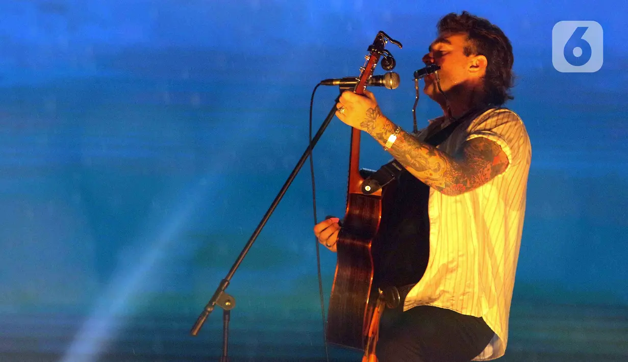 Vokalis grup band American Authors Zac Barnett tampil pada  festival musik Soundrenaline di Allianz Ecopark, Ancol, Jakarta, Minggu (27/11/2022). Dalam hari terakhir Soundrenaline 2022 itu, band beraliran rock asal New York Amerika Serikat tersebut menampilkan lagu-lagu andalan mereka, seperti Best Day of My Life, I'm Born To Run, dan Hit It. (Liputan6.com/Herman Zakharia)