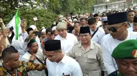Prabowo Subianto saat berkunjung ke Makam Mbah Priok. (Liputan6.com/Ady Anugrahadi)