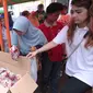 Warga tengah membeli daging murah di Jakarta, Minggu (21/2). Kementerian Pertanian (Kementan) bersama PT Berdikari (Persero) menggelar operasi pasar dengan penjualan paket daging sapi lokal terjangkau. (Liputan6.com/Angga Yuniar)