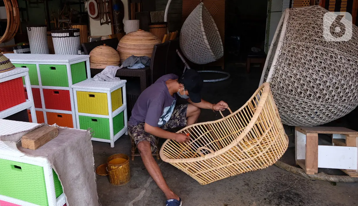 Perajin menyelesaikan kerajinan dari bahan rotan di Jakarta, Senin (13/9/2021). UMKM akan menjadi sektor dunia usaha memagang peranan penting dalam pemulihan ekonomi Indonesia karena telah berkontribusi sebagai penyumbang terbesar Produk Domestik Bruto (PDB) dalam negeri. (Liputan6.com/Angga Yuniar)