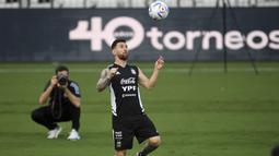 Kapten sekaligus bintang Argentina, Lionel Messi mengontrol bola dalam sesi latihan timnas Argentina di Fort Lauderdale, Florida, jelang laga uji coba menghadapi Honduras. (AP/Michael Laughlin)