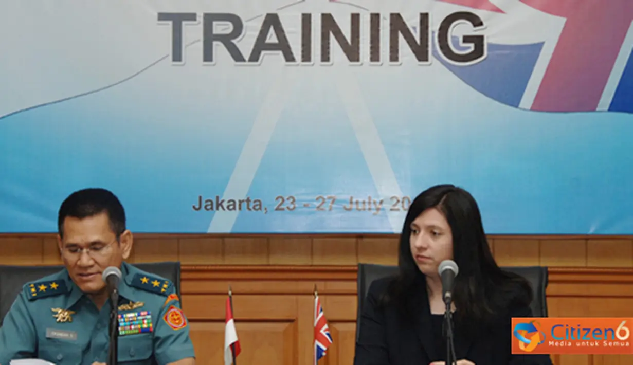 Citizen6, Jakarta: Kapuspen TNI didampingi Charge d’Affaires Inggris, di Jakarta Ibu Rebecca Razavi membuka Pelatihan Operasional Media, di Balai Wartawan Puspen TNI - Mabes TNI Cilangkap, Jakarta, Senin (23/7). (Pengirim: Badarudin Bakri).