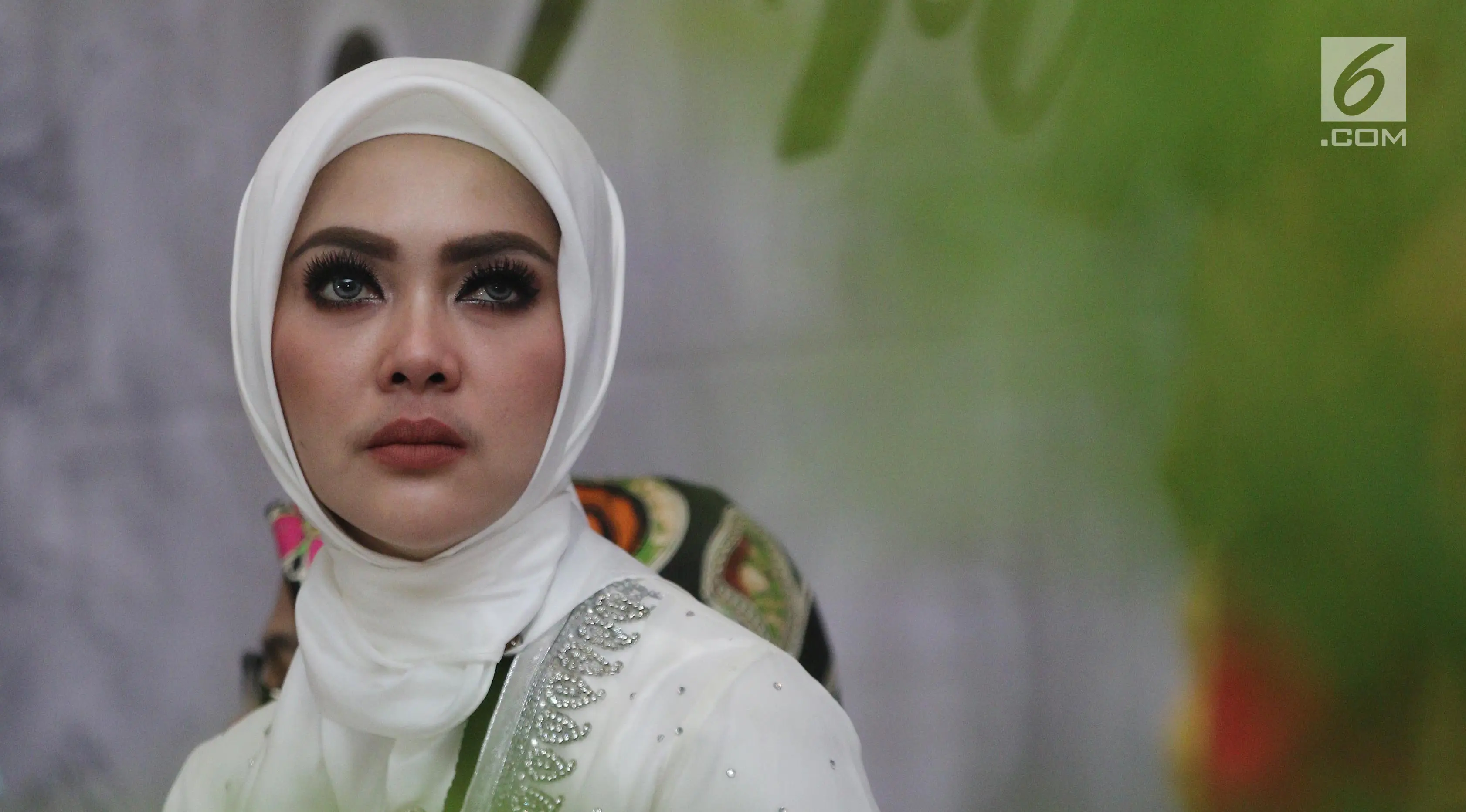 Ekspresi Syahrini saat menggelar acara Tanda Cinta bersama Princes Syahrini Ramadhan 1438 H di Masjid Az-Zikra, Sentul, Bogor, Minggu (18/6). Syahrini berbagi rezeki dengan 2500 anak yatim dan kaum dhuafa. (Liputan6.com/Herman Zakharia)