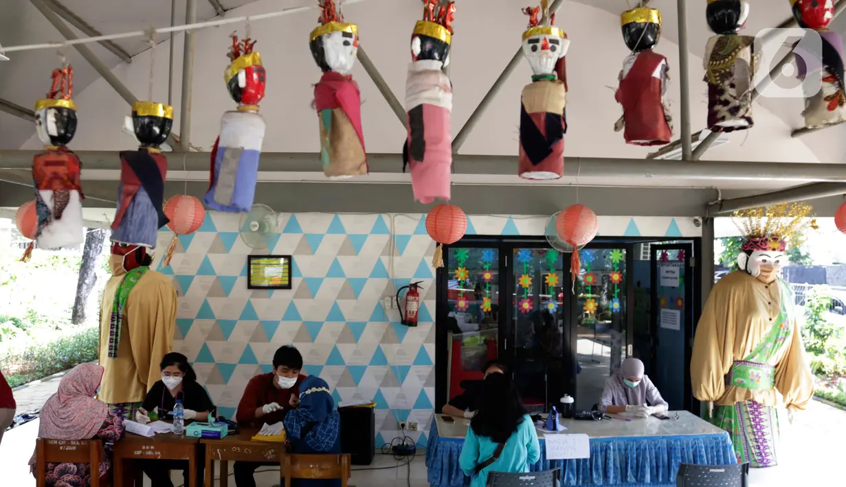 Petugas kesehatan melakukan screening kepada warga penerima vaksin COVID-19 di RPTRA Taman Gajah, Cipete Selatan, Jakarta, Kamis (27/5/2021). Pemprov DKI Jakarta melakukan vaksinasi COVID-19 bagi warga usia 18 tahun ke atas yang berada di RW rentan dan padat penduduk. (Liputan6.com/Johan Tallo)