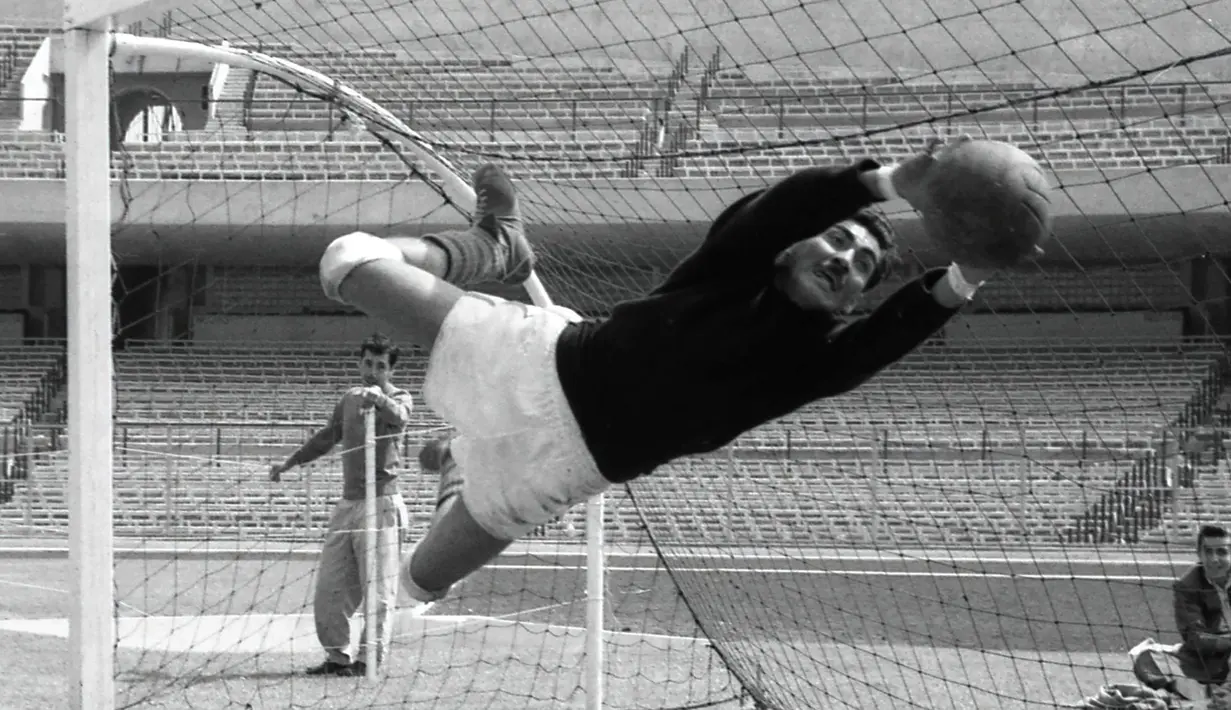 Antonio Carbajal. Kiper Meksiko yang kini berusia 92 tahun dan pensiun pada 1966 ini memiliki total 48 caps dan terpilih memperkuat Timnas Meksiko dalam 5 edisi Piala Dunia, mulai 1950 hingga 1966. Tampil dalam 11 laga, Meksiko dibawanya selalu kandas di fase grup. (leyfutmex.com)