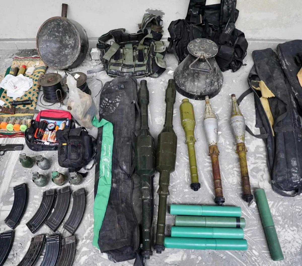 Tentara Israel menemukan senjata dan peralatan lain milik pasukan Hamas saat sedang melakukan operasi serangan darat di Gaza. Tentara zionis menemukan senjata-senjata Hamas disembunyikan di sebuah sekolah di Gaza utara.<br>
