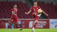 Pemain Timnas Indonesia U-22, Rizky Ridho Ramadhani mengontrol bola saat laga uji coba internasional antara Timnas Indonesia U-22 melawan Timnas Lebanon U-22 di Stadion Utama Gelora Bung Karno (SUGBK), Senayan, Jakarta, Jumat (14/04/2023). Pertandingan ini menjadi salah satu bentuk persiapan untuk SEA Games 2023 di Kamboja. (Bola.com/Bagaskara Lazuardi)