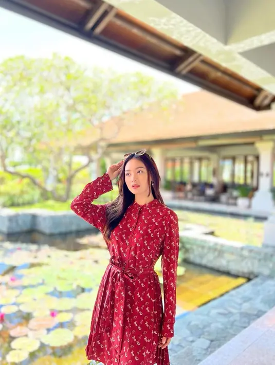 <p>Ingin gaya yang lebih sederhana dan anti ribet? Gunakan mini dress dengan lengan panjang ala Natasha Wilona. Detail motif kecil pada dress memberi kesan manis. [Instagram/natashawilona12]</p>