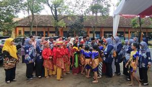 Menteri Pendidikan Dasar dan Menengah Abdul Mu'ti berjabat tangan dengan siswa dan guru usai peresmian SD Negeri 2 Wonorejo, Kecamatan Karanganyar, Kabupaten Demak, Jawa Tengah. (Antara)