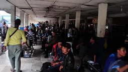 Menurut Kepala Terminal, sedikitnya jumlah pemudik lantaran keterlambatan bus karena pengaruh amblasnya jembatan Comal, Jakarta, Senin (21/07/2014) (Liputan6.com/Faizal Fanani)