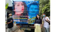 Wajah seleb di belakang truk (Sumber: Instagram/raffinagita1717)
