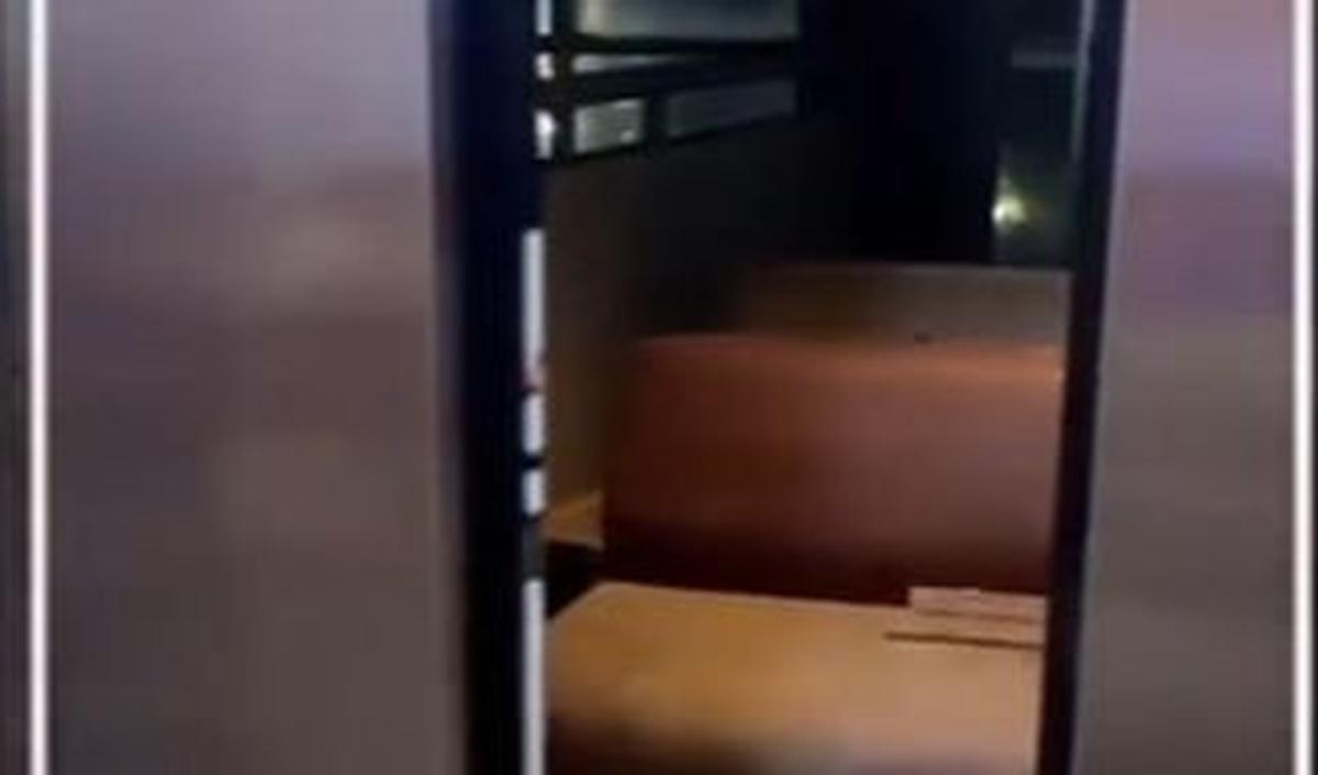 Namun meski sudah berganti lift sebanyak tiga kali, dua wanita tersebut tetap tak berhasil turun dari lantai 9.