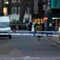 Polisi berbincang dengan petugas pemadam kebakaran saat penemuan bom Perang Dunia II di kawasan Soho, London, Inggris, Senin (3/2/2020). Polisi mengevakuasi warga yang berada di kafe, restoran, pub, dan kantor radius beberapa blok dari lokasi penemuan bom. (AP Photo/Frank Augstein)