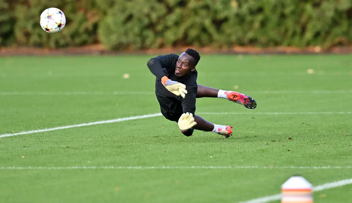 Penjaga gawang Chelsea Edouard Mendy menjalani latihan di Cobham, Stoke D'Abernon, Inggris, 1 November 2022. Chelsea akan menghadapi Dinamo Zagreb pada pertandingan sepak bola Grup E Liga Champions. (Glyn KIRK/AFP)