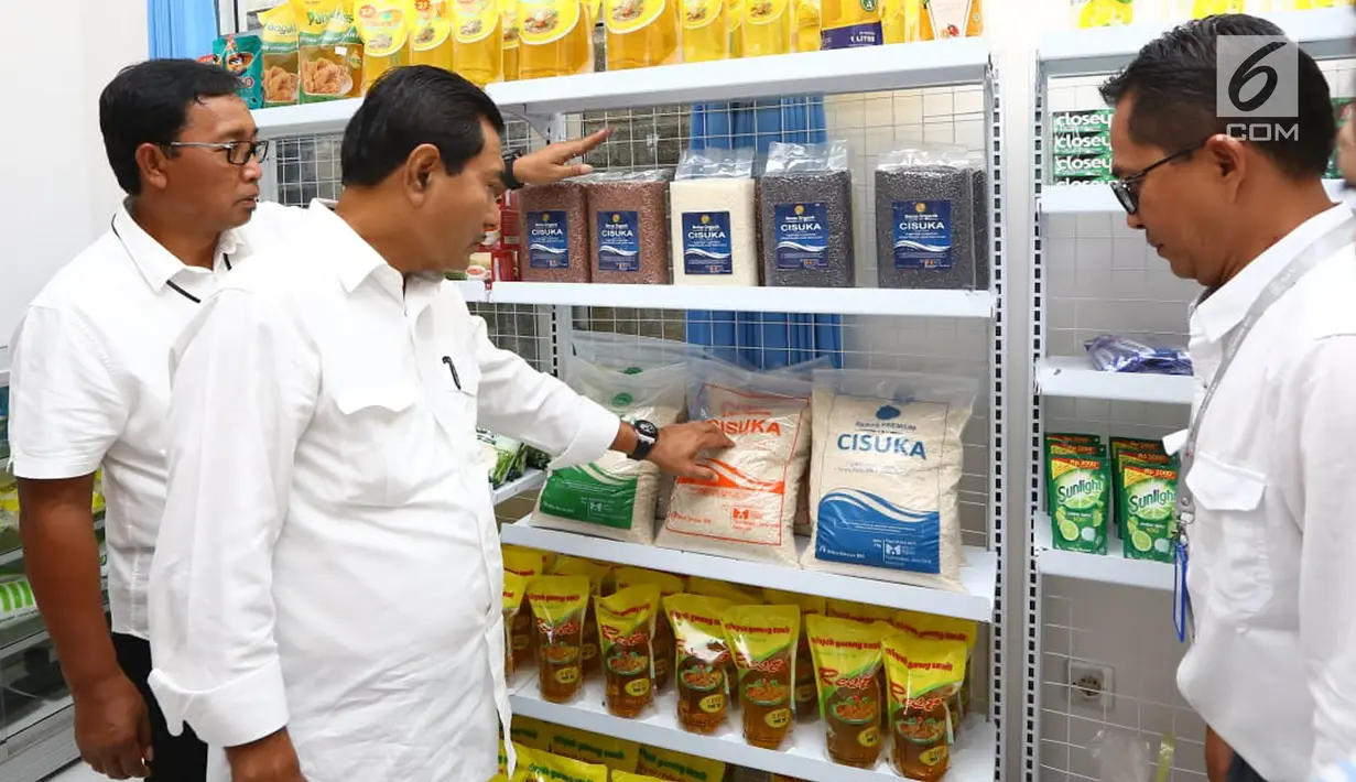 Dirut BRI Suprajarto dan Direktur Hubungan Kelembagaan BRI Sis Apik Wijayanto mengunjungi BUMNShop di BUMdes Pandawa, Tasikmalaya (28/1). BRI terus mendorong literasi dan inklusi keuangan kepada BUMDes. (Liputan6.com/Pool/Humas BRI)
