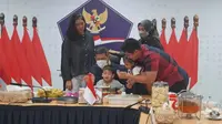 Kepala BNPB Doni Monardo ulang tahun ke-58 pada 10 Mei 2021, ditemani Santi Ariviani, istri, putri sulung, Azzianti Riani Monardo bersama suaminya, Kapten (Inf) Mochammad Arief Wibisono, dua cucu dan bungsu Azel (Adelwin Azel Monardo) di Graha BNPB, Jakarta, Senin (10/5/2021). (Dok BNPB)