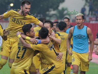 Pemain Bhayangkara FC merayakan gol Alsan Sanda saat melawan Persebaya Surabaya pada laga Gojek Liga 1 bersama Bukalapak di Stadion PTIK, Jakarta, Rabu (11/7/2018). Bhayangkara FC bermain imbang 3-3. (Bola.com/Nick Hanoatubun)