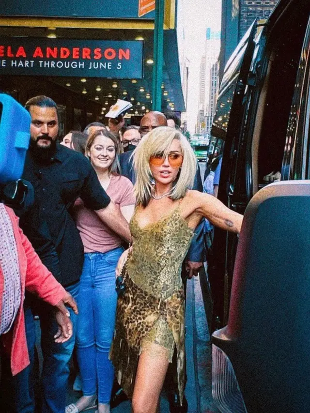 Miley Cyrus dalam balutan gaun rancangan John Galliano for Dior, koleksi musim gugur 2000