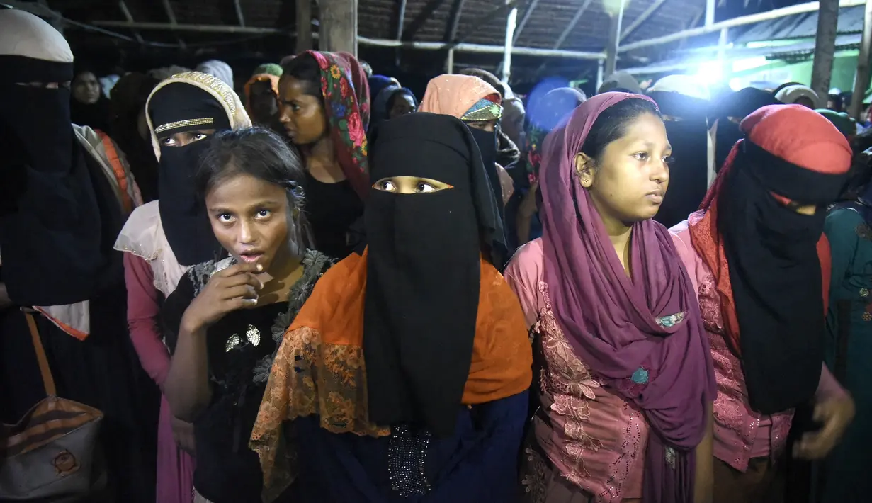 Sejumlah wanita etnis Rohingya beristirahat setelah perahu yang membawa mereka mendarat di Lhokseumawe, provinsi Aceh, Senin (7/9/2020). Hampir 300 Muslim Rohingya ditemukan di sebuah pantai di provinsi Aceh dan dievakuasi oleh militer, polisi dan Relawan. (AFP Photo/Rahmat Mirza)