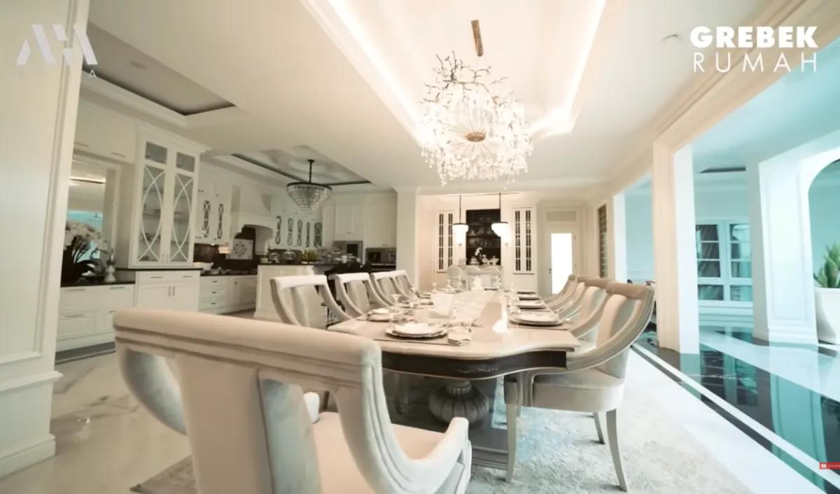 Potret meja makan di rumah Rizky Ananda. Desainnya tampak begitu mewah.