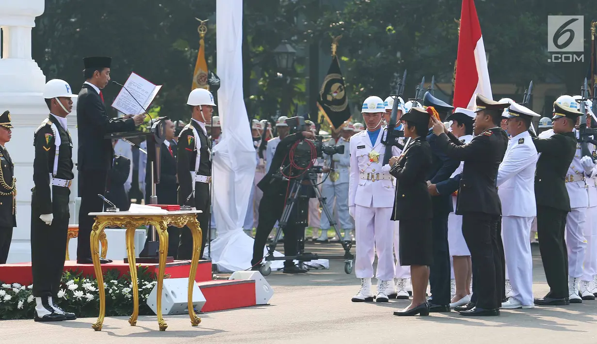 Presiden Joko Widodo (Jokowi) membacakan sumpah pelantikan yang diikuti oleh ratusan Calon Perwira Remaja (Capaja) TNI-Polri pada upacara Prasetya Perwira Remaja (Praspa) 2017 di Istana Merdeka, Selasa (25/7). (Liputan6.com/Angga Yuniar)