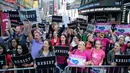 Aksi mengecam Donald Trump terkait larangan transgender masuk militer AS di Times Square, New York, Rabu (26/7). Keputusan Trump menghentikan upaya bertahun-tahun untuk menghilangkan hambatan dinas militer berdasarkan gender. (AP/Frank Franklin II)