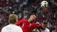 Cristiano Ronaldo kerja keras agar bisa mencetak gol untuk Portugal saat melawan Republik Ceko di laga grup F yang berlangsung di Red Bull Arena, Leipzig (AP)