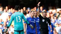 Kiper Chelsea, Thibaut Courtois diganjar kartu merah usai menjatuhkan penyerang Swansea, Bafetimbi Gomis pada laga Liga Premier Inggris di Stadion Stamford Bridge, Inggris, Sabtu (8/8/2015). Pertandingan berakhir imbang 2-2. (Reuters/Eddie Keogh)