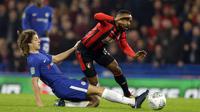 Pemain Chelsea, Ethan Ampadu (kiri) menghalau bola dari kejaran pemain Bournemouth, Jermain Defoe pada laga perempatfinal Piala Liga Inggris di Stamford Bridge stadium, London, (20/12/2017). Chelsea menang 2-1. (AP/Alastair Grant)
