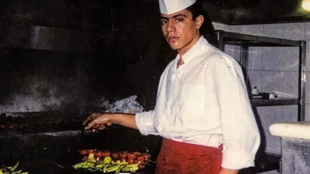 Salt Bae saat masih magang menjadi pemotong daging