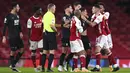 Pemain Arsenal Granit Xhaka (kanan) mencengkeram leher pemain Burnley Ashley Westwood pada pertandingan Liga Premier Inggris di Stadion Emirates, London, Inggris, Minggu (13/12/2020). Arsenal kalah 0-1. (Laurence Griffiths/Pool via AP)