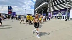 Gaya suporter Jerman saat menuju MetLife Stadium, New York New Jersey, AS, jelang laga fase grup Piala Dunia 2026 melawan Ekuador, Kamis (25/6/2026). Ribuan pendukung dari kedua tim memadati area stadion sejak beberapa jam sebelum kick-off untuk memberikan dukungan langsung kepada tim kesayangan mereka. (KLY Sports/Hery Kurniawan)