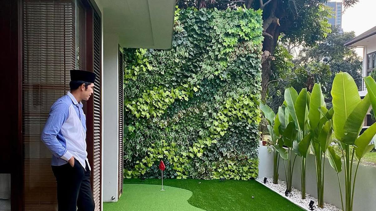 Punya Gaya Hidup Irit, Intip Potret Halaman Rumah Mini Adrian Maulana yang Jadi Tempat Main Golf