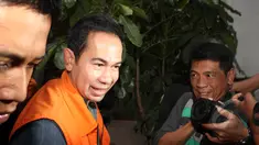 Terpidana kasus suap sengketa Pilkada Lebak di MK, Tubagus Chaeri Wardana alias Wawan meninggalkan Rutan KPK, Jakarta, (17/3/2015). Wawan yang status hukumnya sudah berkekuatan tetap dieksekusi ke LP Sukamiskin, Jabar. (Liputan6.com/Helmi Afandi)
