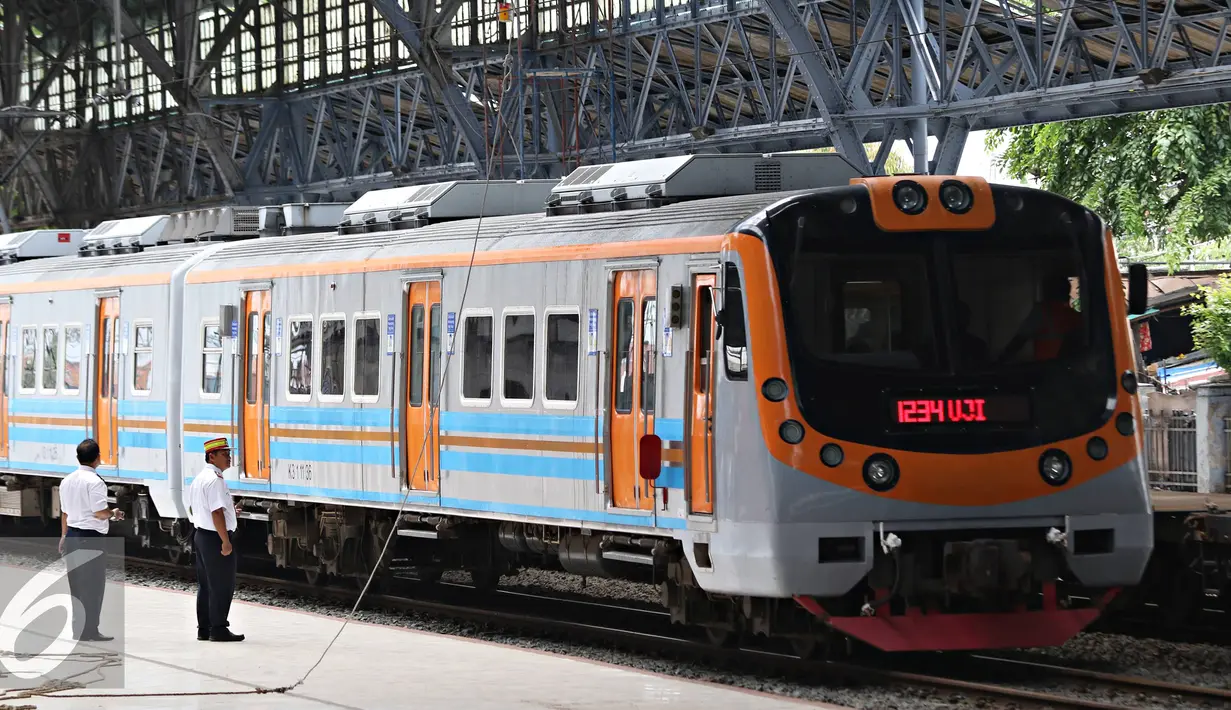 KRL melintas saat dilakukan uji coba jalur di Stasiun Tanjung Priok, Jakarta Utara, Senin (23/11). Stasiun bergaya Eropa seluas 3.768 meter persegi tersebut rencananya akan kembali digunakan untuk jalur kereta penumpang. (Liputan6.com/Immanuel Antonius)