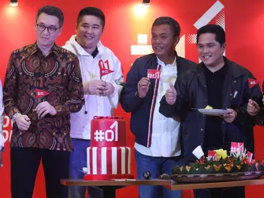 Ketua Tim Kampanye Nasional (TKN), Erick Thohir pada peluncuran suvenir pasangan Calon Presiden dan Wakil Presiden, Jokowi-Ma’ruf Amin di Jakarta Pusat, Jumat (25/1). Suvenir Paslon 01 yang dijual mulai dari pakaian hingga helm (Liputan6.com/Angga Yuniar)