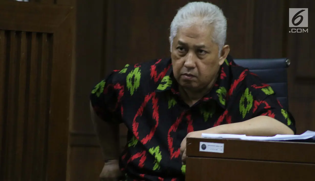 Terdakwa suap terkait penambahan anggaran pengadaan satelit monitoring dan drone Bakamla, Erwin Syaaf Arief menyimak keterangan saksi pada sidang lanjutan di Pengadilan Tipikor, Jakarta, Kamis (22/8/2019). Sidang mendengar kesaksian Fayakhun Andriadi. (Liputan6.com/Helmi Fithriansyah)