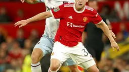 Gelandang Manchester United (MU) Donny van der Beek bersaing dengan gelandang West Ham United Alex Kral pada Piala Liga Inggris atau Carabao Cup 2021/2022 di Old Trafford, Kamis (23/9/2021) dini hari WIB. MU disingkirkan West Ham United setelah kalah di kandang sendiri 0-1. (AP Photo/Dave Thompson)